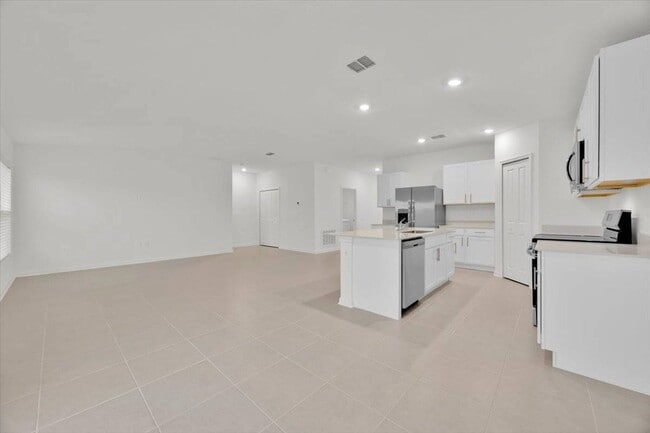 Building Photo - 2398 McKinley Dr