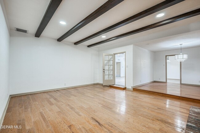 Building Photo - 4945 Vista Grande Cir