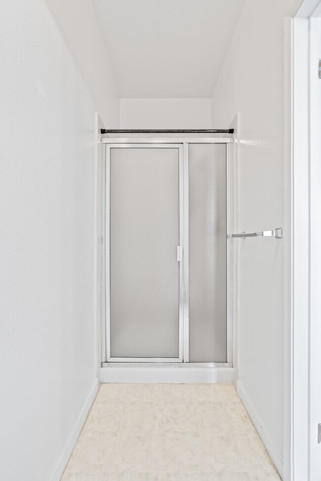 Building Photo - Pet Friendly, Luxurious Condo w/Bay Views....