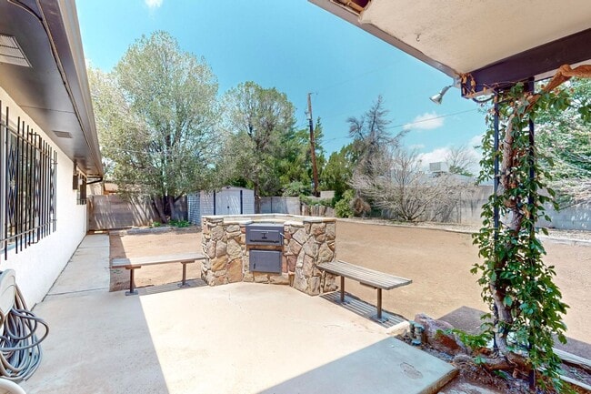Building Photo - NE Brick Ranch 3/Bd 2/Ba 2 Cg 1782/sf