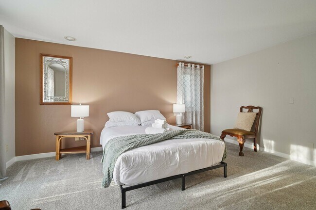 Building Photo - 5408 Sunset Ave