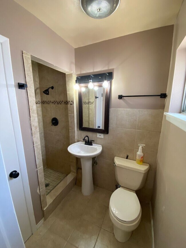 Building Photo - 9608 Stonehaven Dr