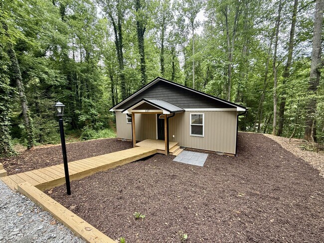 Building Photo - 137 Luke Martin Ln