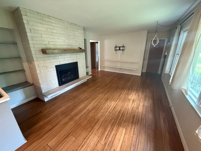 Building Photo - Updated 3BR Home in Prime Wauwatosa Locati...