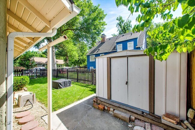Building Photo - Adorable Guest Cottage in the North End!