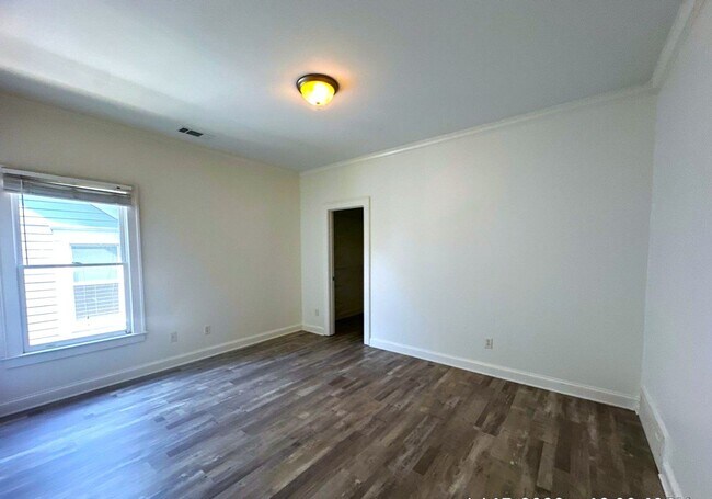 Building Photo - Charming 4 Bedroom Townhouse with 2 Large Suites