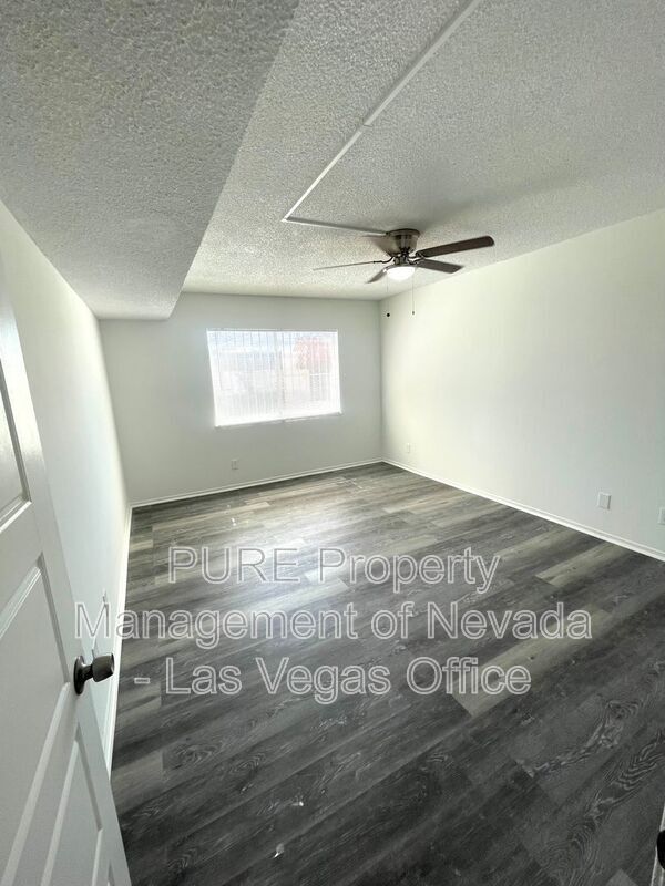 Building Photo - 1405 E Vegas Valley Dr