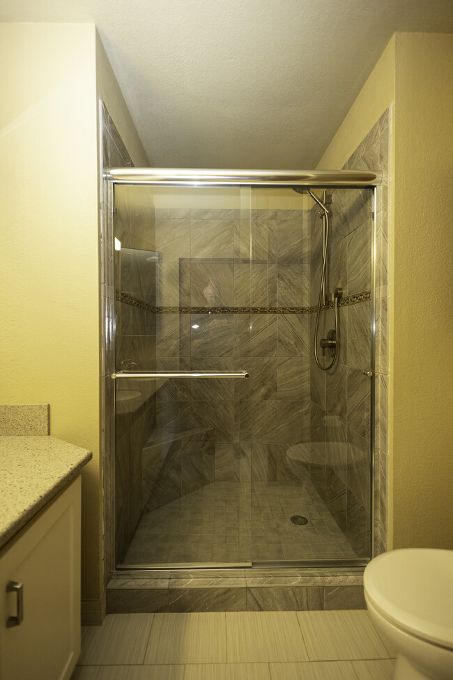 En-Suite Bath, Walk-In Shower - 4415 Laguna Pl