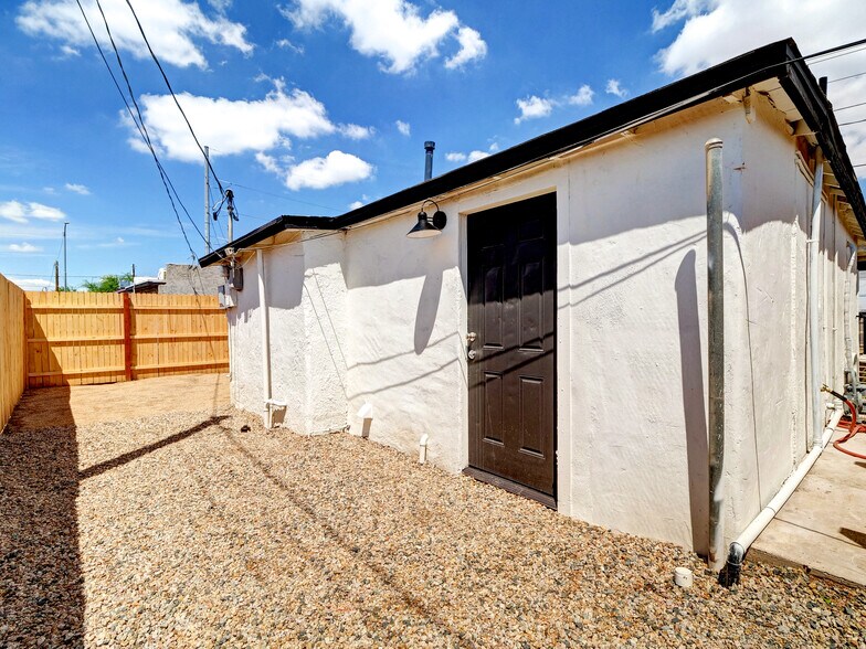 Building Photo - 820 S 15th Ave