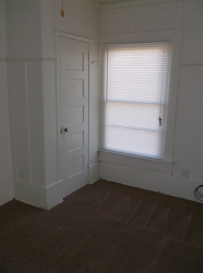 Building Photo - Cute 2 Bedroom/1 Bath in Good Condition