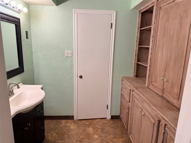 Building Photo - 141 Slade St