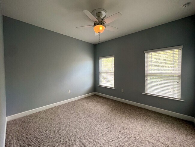 Building Photo - 3BR/2.5BA Townhouse in Sorrento - availabl...