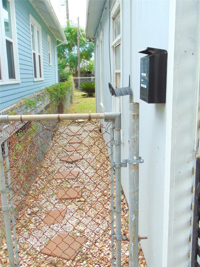 Building Photo - 5113 Avenue O 1/2