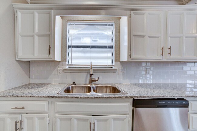 Building Photo - 3 Bed | 2 Bath | Tulsa | 1,511 SQFT