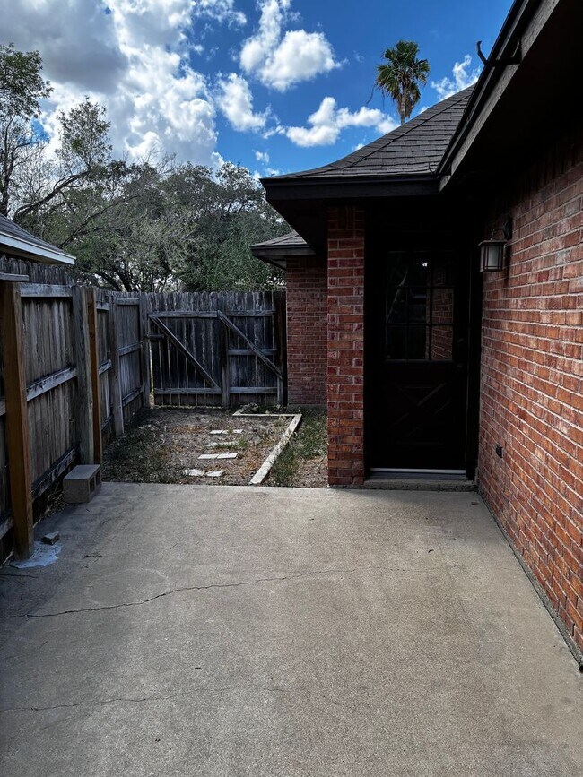 Building Photo - 2112 Pin Oak Rd