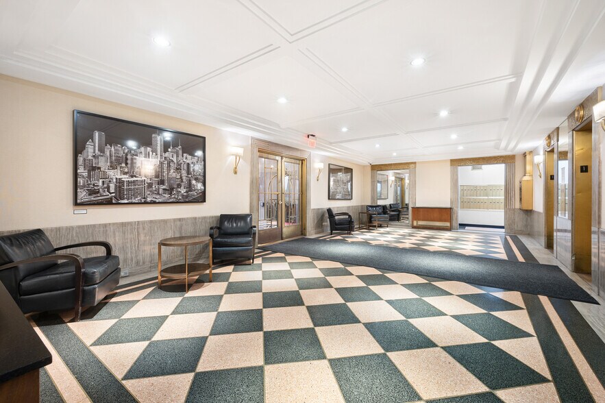 Building Photo - 433 W 34th St