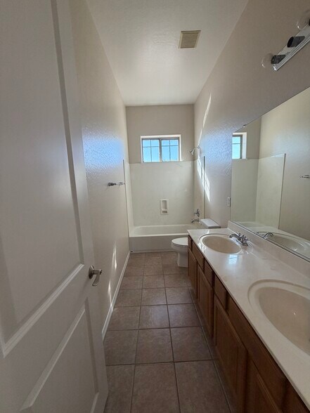 Upstairs Hall Bath w/Dual Vanity - 3163 S Porter St