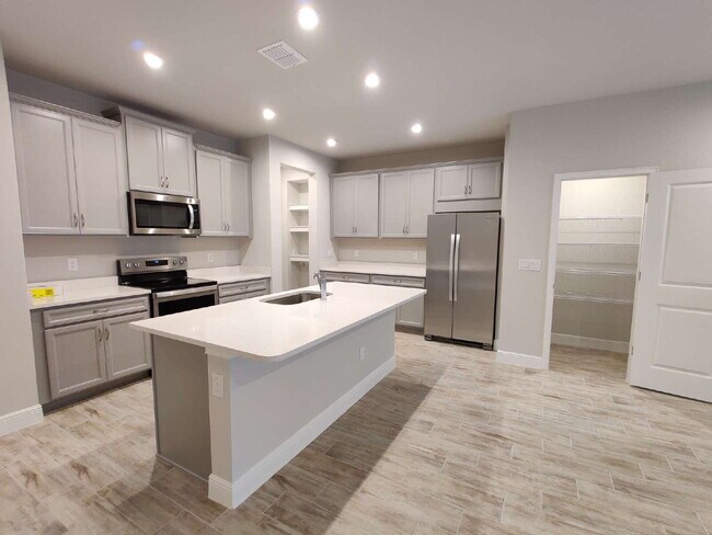 Building Photo - Beautiful 3-Bedroom Townhome in Gated Avea Pointe
