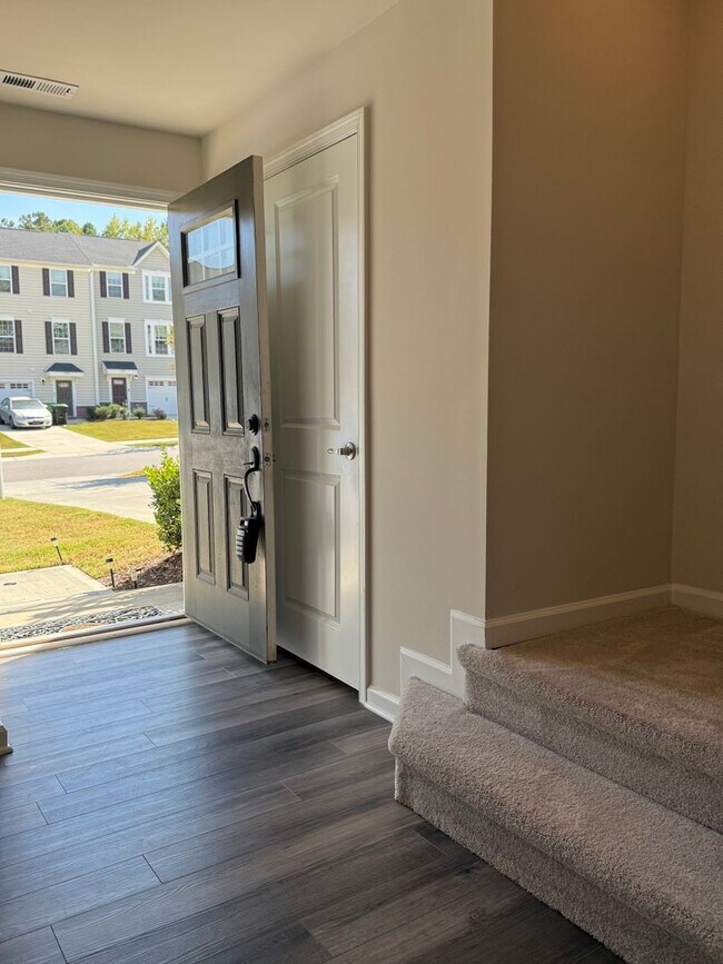 Building Photo - Amazing 3 Bedroom Townhome in North East R...