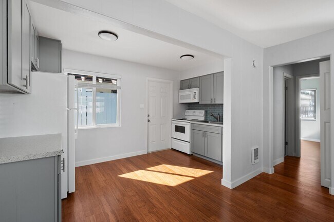 Building Photo - 306-308 Elm Ave