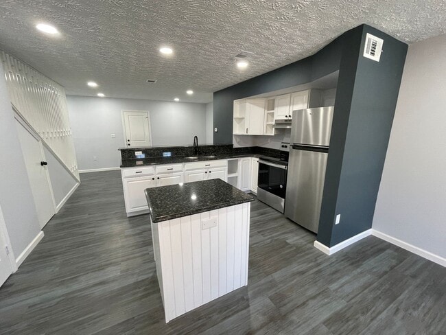 Building Photo - For Lease - 2 BR | 2.5 BA Fully Remodeled ...