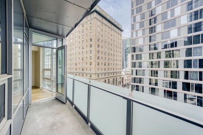 Building Photo - Newly Remodeled 1Bed/1 Bath Downtown Condo with Rooftop Deck & Luxury Amenities!