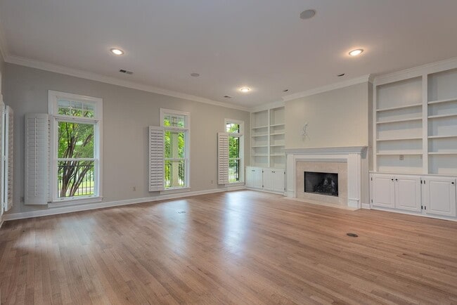 Building Photo - 1060 Island Dr