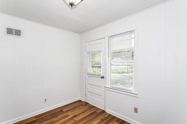 Building Photo - Newly Remodeled 2 Bedroom Home