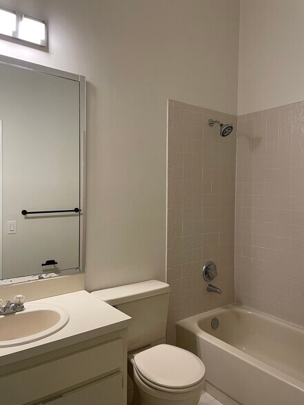 En-suite Bathroom 2 - 810 SE 2nd St