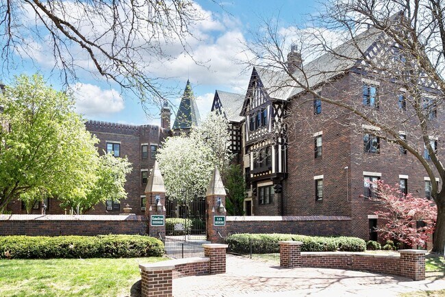 Building Photo - Spacious Two Bedroom Condo in Blackstone!