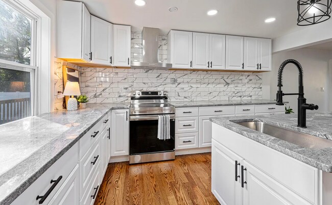 Building Photo - 5584 Morning St