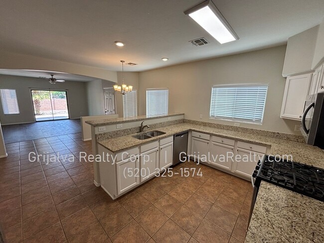 Building Photo - Rancho Sahuarita 3 BD, 2 BA House for Rent...