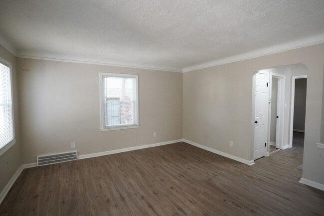 Building Photo - Freshly Renovated 3-Bedroom Home – Quality...