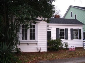Building Photo - 1960s retro bungalow