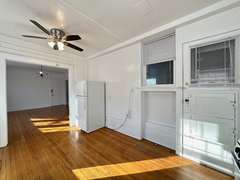 Building Photo - 2306 W Wilson Ave