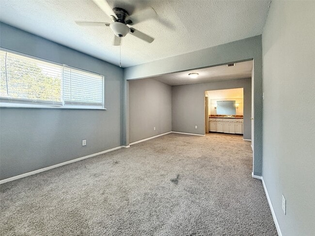 Building Photo - 405 Peninsula Dr
