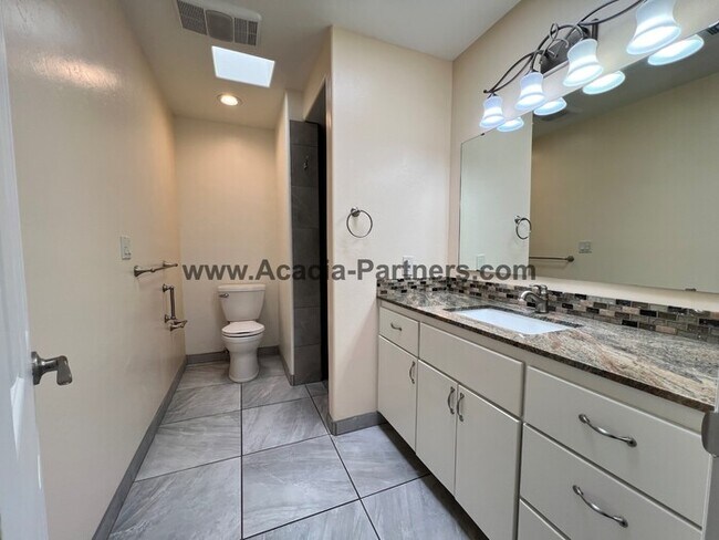 Building Photo - Two Bedroom Townhouse