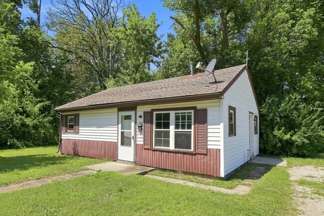 Building Photo - Two bedroom one bathroom single home in Springfield!