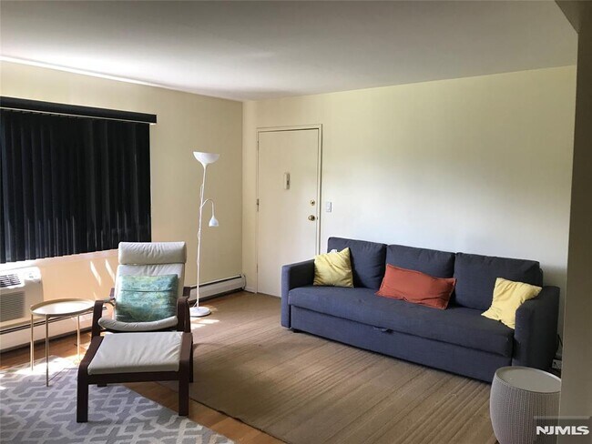 Building Photo - 4 Rolling Ridge Rd