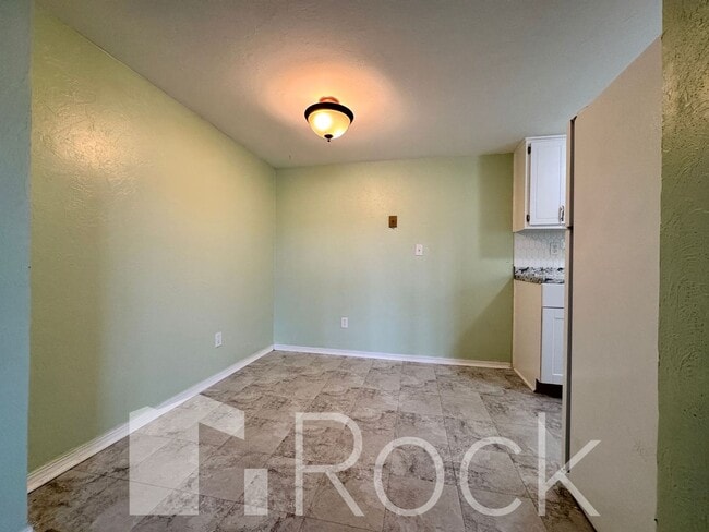 Building Photo - 2 Bedroom Townhome with All Appliances Included!