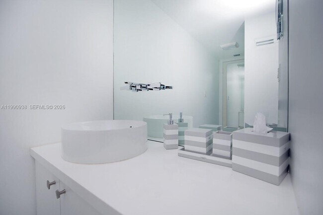 Building Photo - 2555 Collins Ave