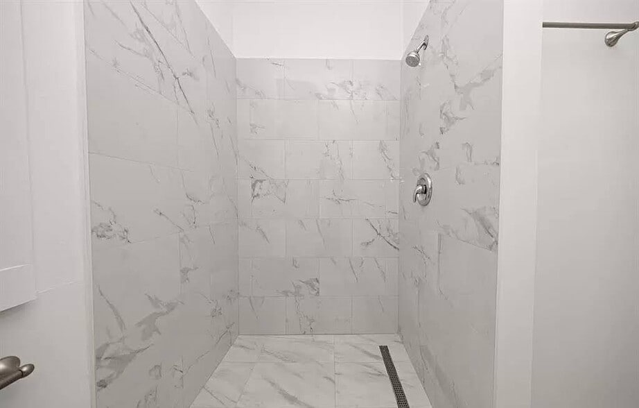 Building Photo - 1975 Gladstone St