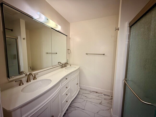 Building Photo - 102 Eaton Dr