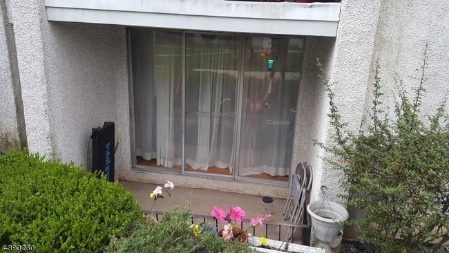 Building Photo - 448 River Rd