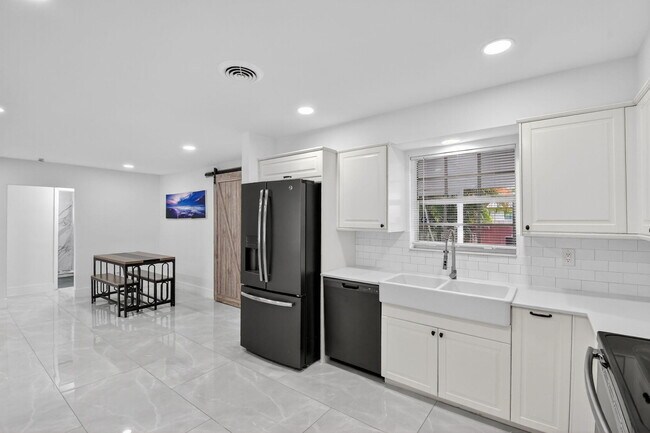 Building Photo - 2112 N 14th Terrace