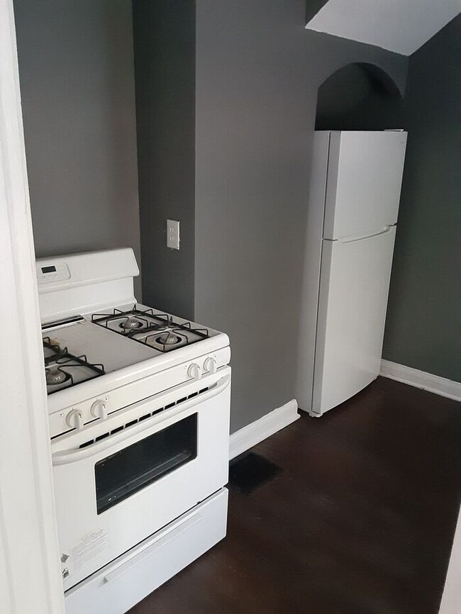 Building Photo - Several Units Available! Lovely 2 bedroom 1 bath classic style apartment