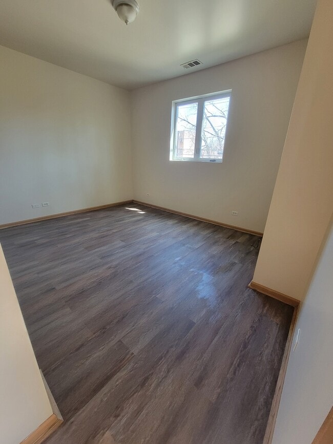 Building Photo - 1425 S Karlov Ave
