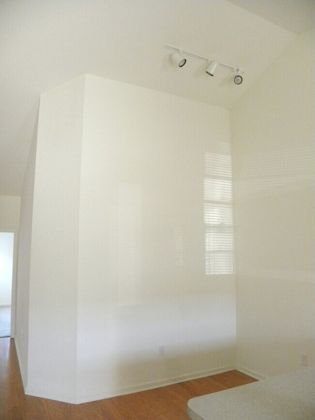 Building Photo - Independence South Brick Townhouse Community next to Golf Course w/ Patio, Nice Master, Vaulted C...