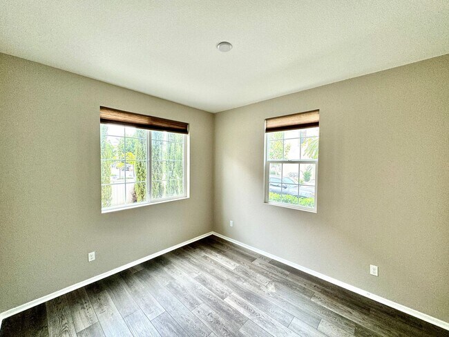 Building Photo - SD: Spacious 4BD/3.5BA Townhome in Oceanside with Community Pool, 2-Car Garage & Covered Balcony