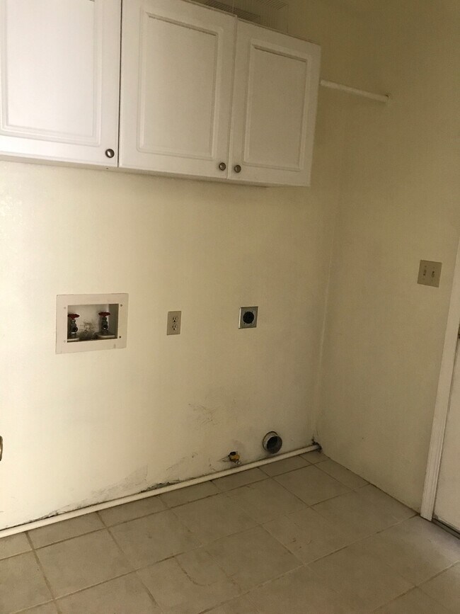 Building Photo - 3 Bedroom 2 Bath home w Garage